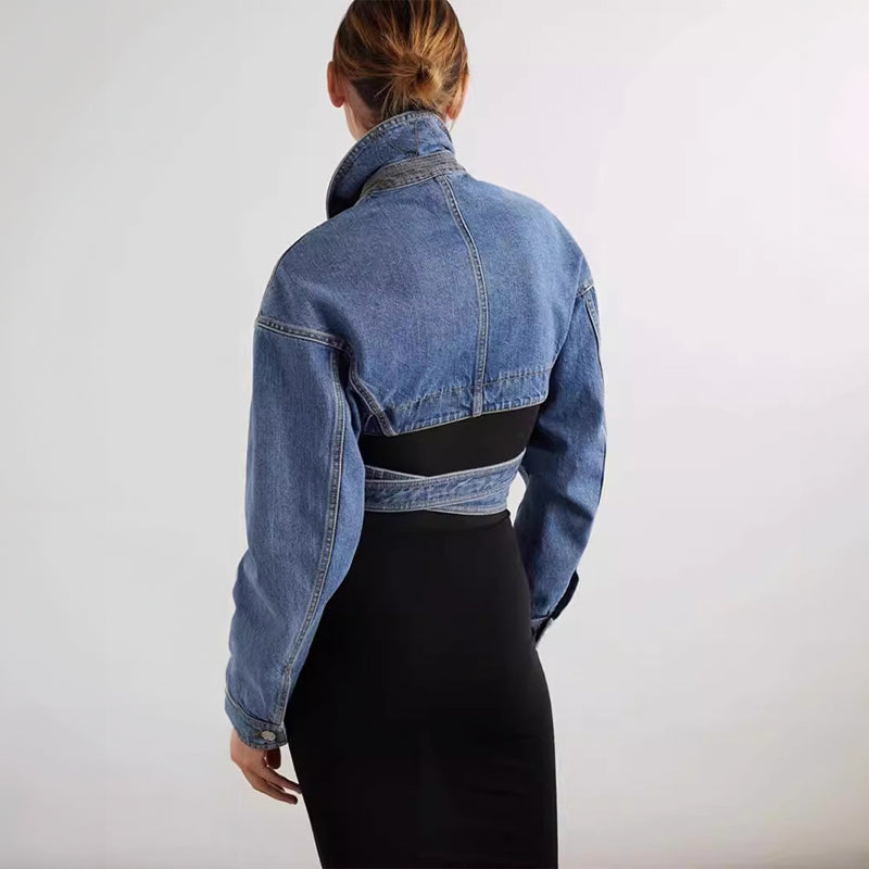 Kort asymmetrisk jeansjacka med justerbart bälte - Wilhelmina