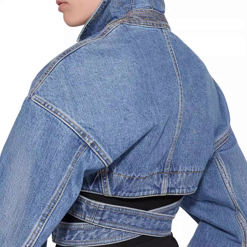 Kort asymmetrisk jeansjacka med justerbart bälte - Wilhelmina