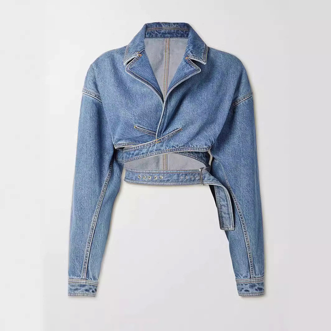 Kort asymmetrisk jeansjacka med justerbart bälte - Wilhelmina