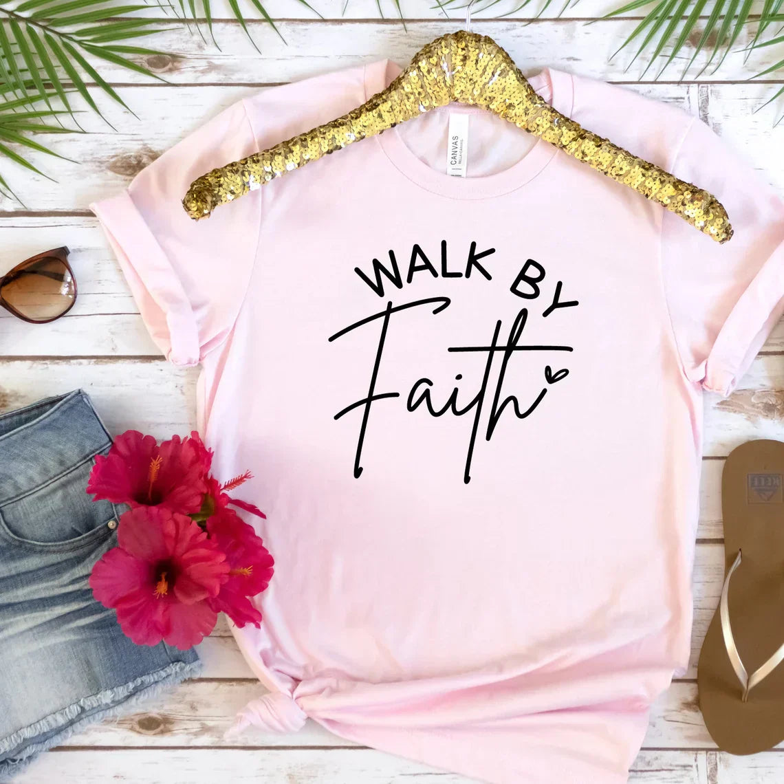 Walk By Faith T-shirt med bokstavstryck - Henrietta