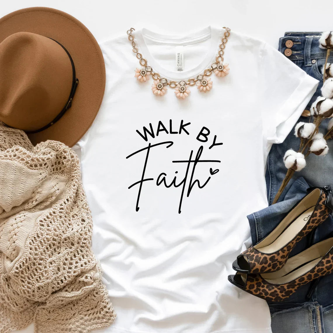 Walk By Faith T-shirt med bokstavstryck - Henrietta
