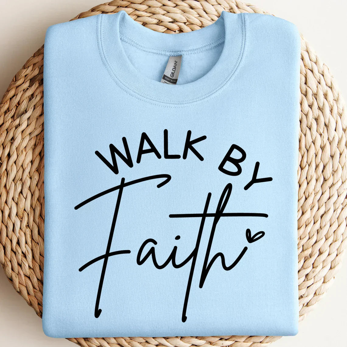 Walk By Faith T-shirt med bokstavstryck - Henrietta