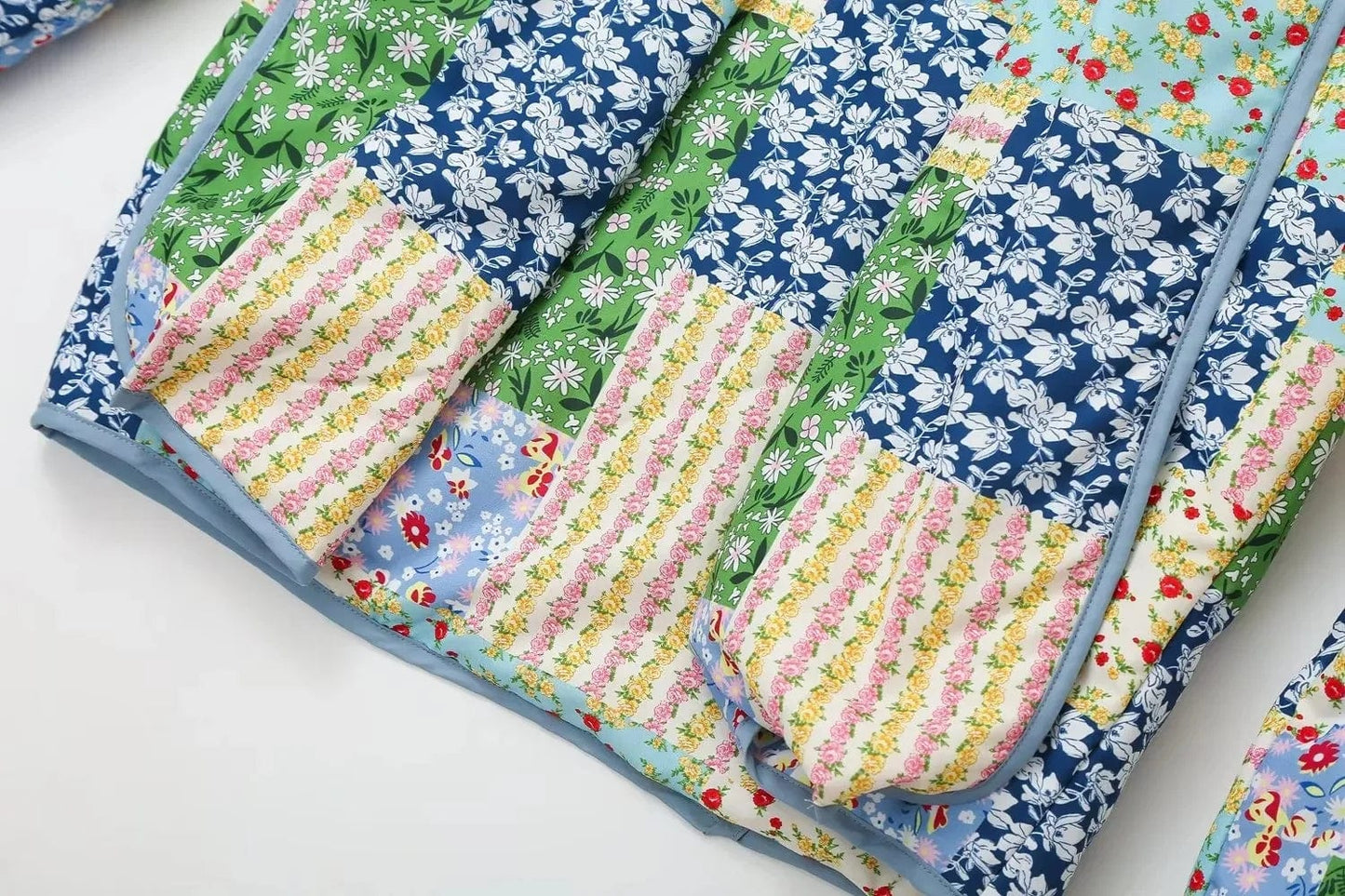 Quiltad jacka med blommigt patchwork - Margareta