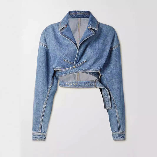Kort asymmetrisk jeansjacka med justerbart bälte - Wilhelmina