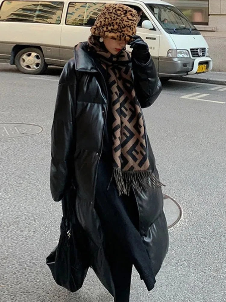 Lång pufferjacka i skinn med skärp - Otto